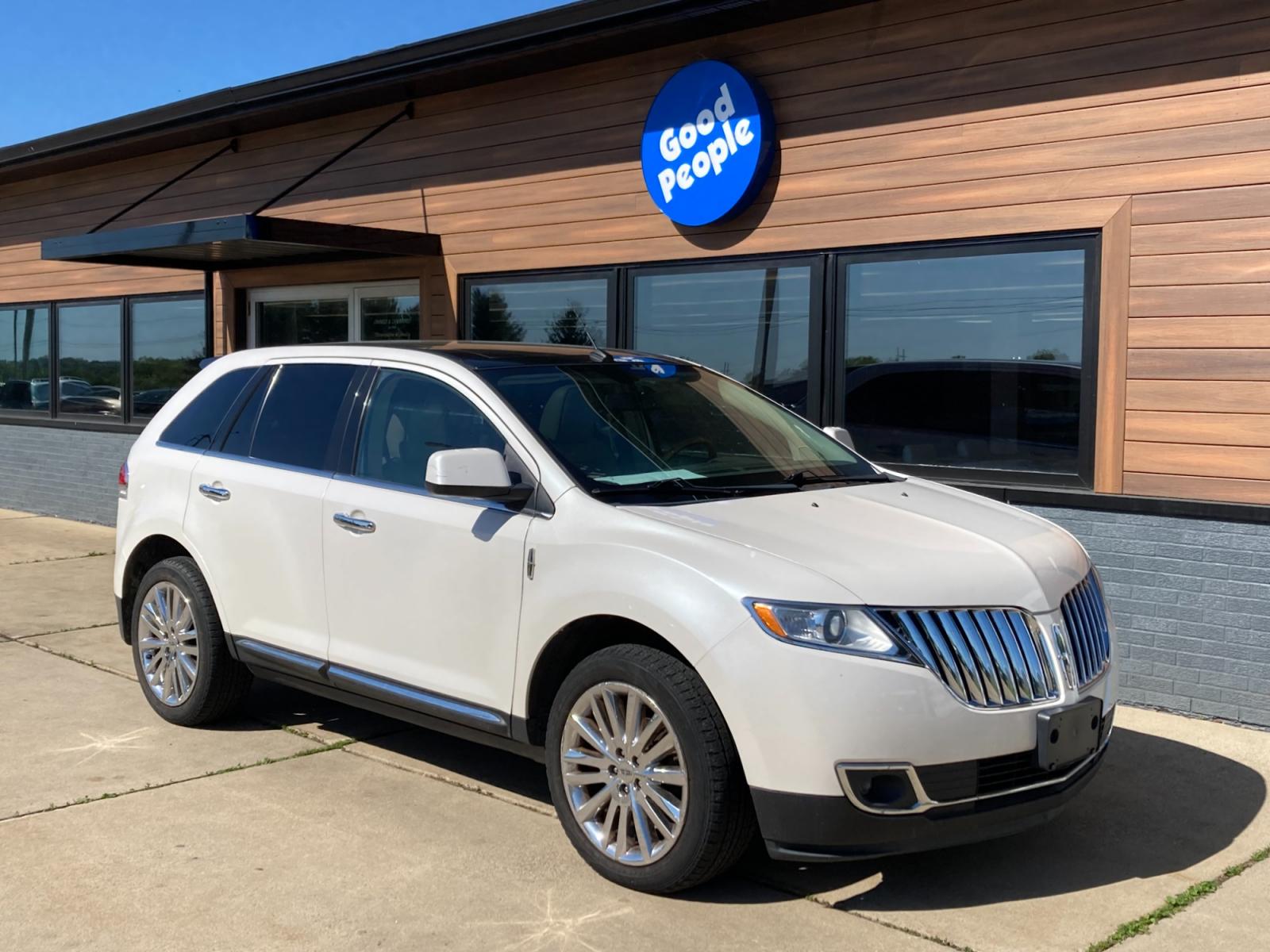 2011 White Platinum Lincoln MKX AWD (2LMDJ8JK8BB) with an 3.7L V6 DOHC 24V engine, 6-Speed Automatic transmission, located at 1800 South Ihm Blvd, Freeport, IL, 61032, (815) 232-5543, 42.278645, -89.607994 - Photo #0